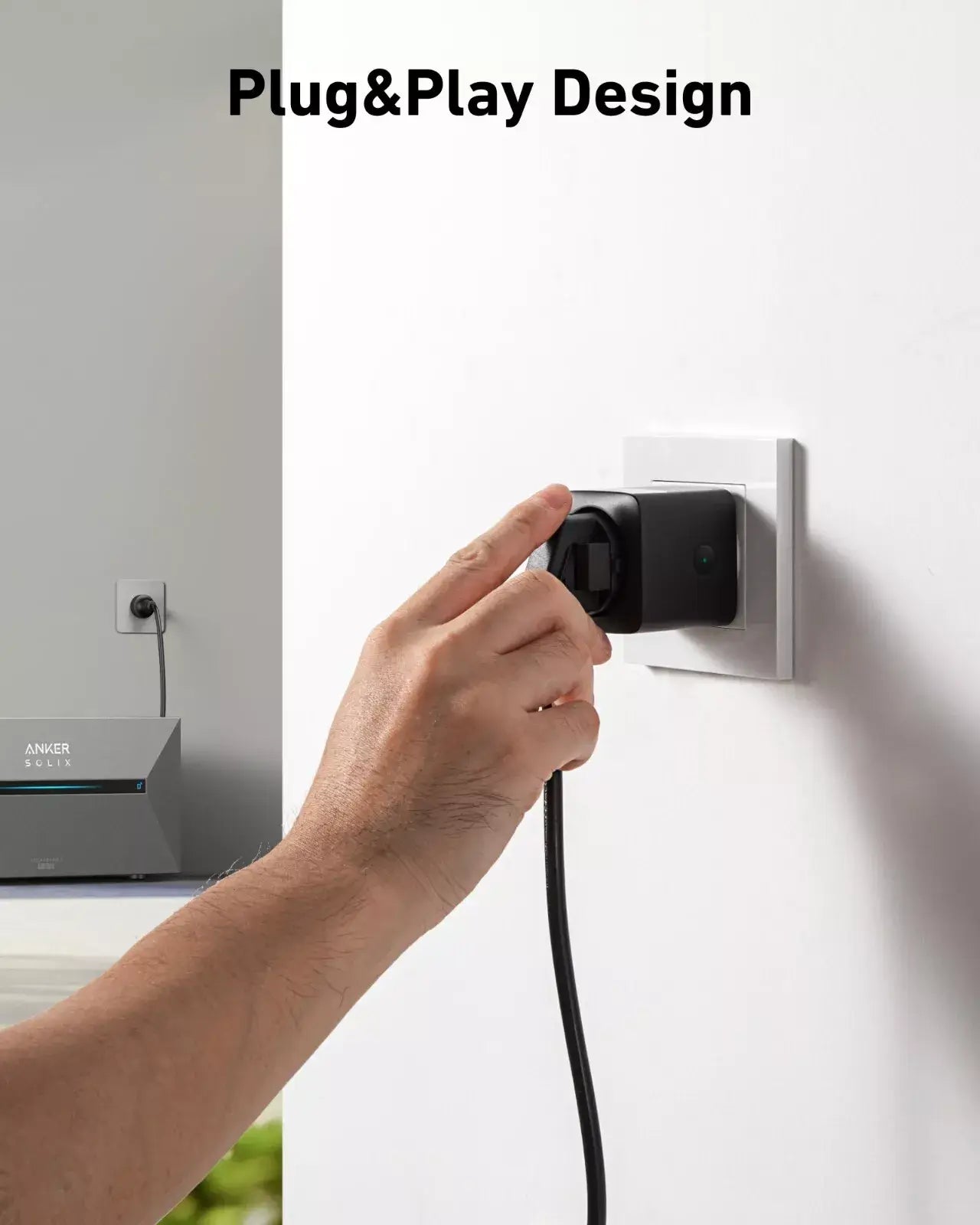 Hand plugging in Anker SOLIX Smart Plug, WLAN-Steckdose App Fernbedienung für Anker PRO / Plus.